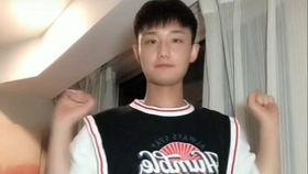 帅气男网红直播,帅气男网红魅力四射，粉丝狂热追捧